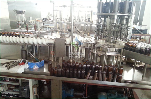 糖漿口服液灌裝生產(chǎn)線,小瓶藥液自動(dòng)灌裝旋蓋一體機(jī)