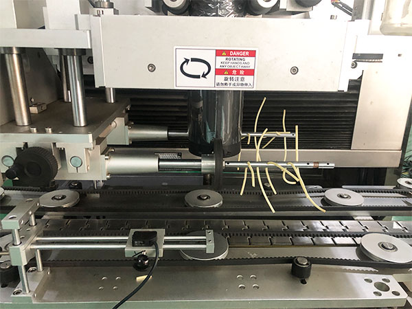 橡子豆腐自動灌裝機設備展示