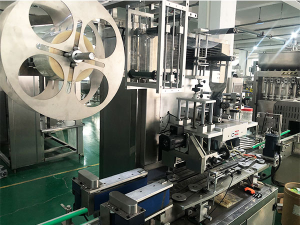 河南鞏義塑料杯灌裝封口設備展示