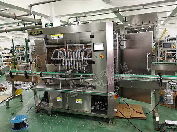 洗發(fā)露灌裝機(jī)設(shè)備-全自動(dòng)洗發(fā)露灌裝生產(chǎn)線(xiàn)實(shí)拍圖