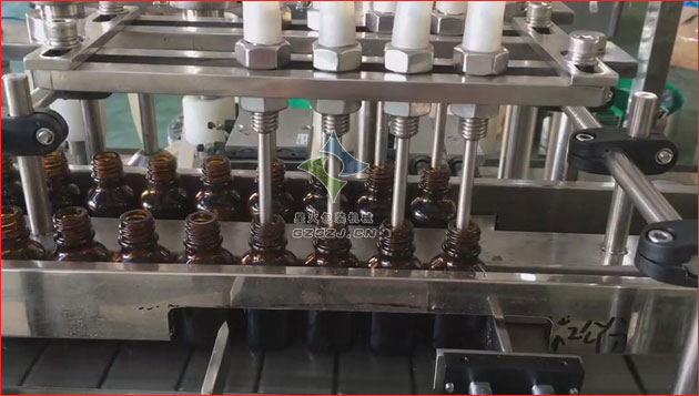 精油自動灌裝生產線,全自動精油灌裝旋蓋一體機