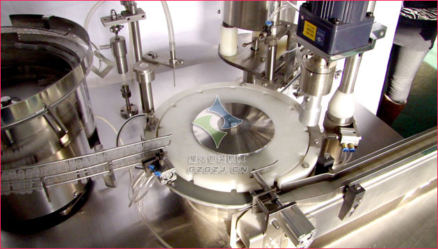 西林瓶全自動液體灌裝生產(chǎn)線,液體灌裝旋蓋一體機